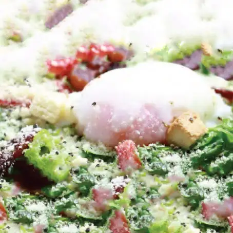 半熟玉子と炙りベーコンのシーザーサラダ